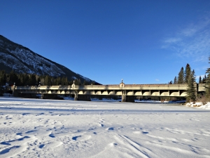 The bridge from the surface of the snow-covered river 