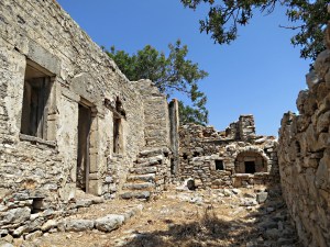 A somewhat grander house than many with windows, a front 'yard, and a 'fourno' (oven)