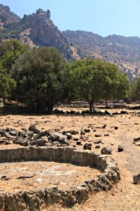 Theshing circle in the middle of the floor of the caldera with the fortress crags of Parletia behind