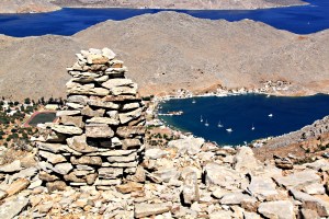 The stone cairn with Pedi Bay far below