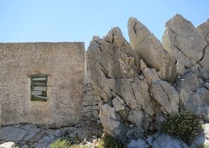 .... but there are many  larger rocks between which the houses are built