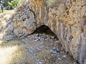 The entrance to Skordelos Cave