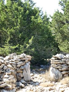 The entrance to the smaller inner enclosure with the house is marked by large stones, an indicator of prestige