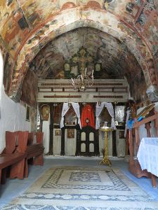 The hochlakos floor and frescoed walls of Panagia Panaiidi