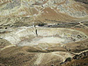Another angle on the Stephanos crater, the arriving coaches showing its scale