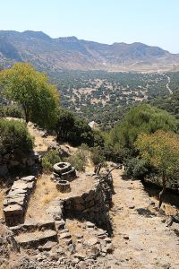 While dropping down the paved and recently maintained kalderimi from Emborios to the caldera floor, a stone cistern-top and carved stone bowl indicate nearby houses