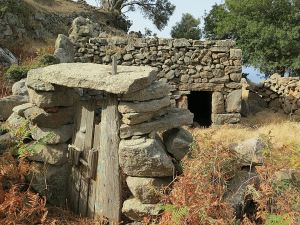 A single dwelling with a gated enclosure.  I bet you can’t buy those hinges and catches in B&Q!!