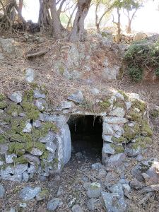 Opening in the wall of a terrace barely a metre high